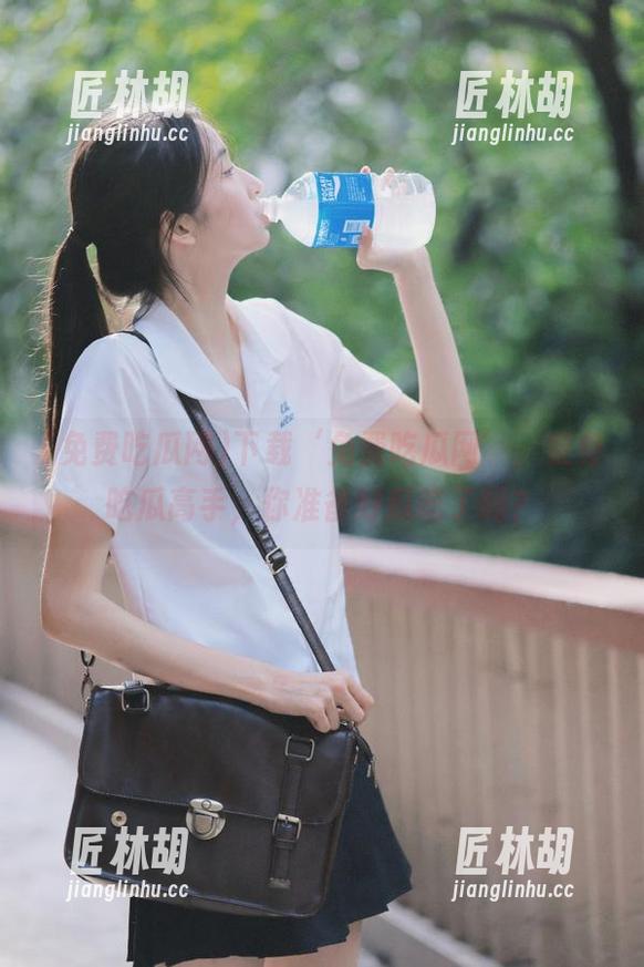 下载‘免费吃瓜网’，变身吃瓜高手，你准备好瓜吃了吗？