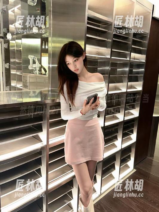 想知道谁背后偷偷嘀咕？当然得用hl27co黑料正能量app啊！